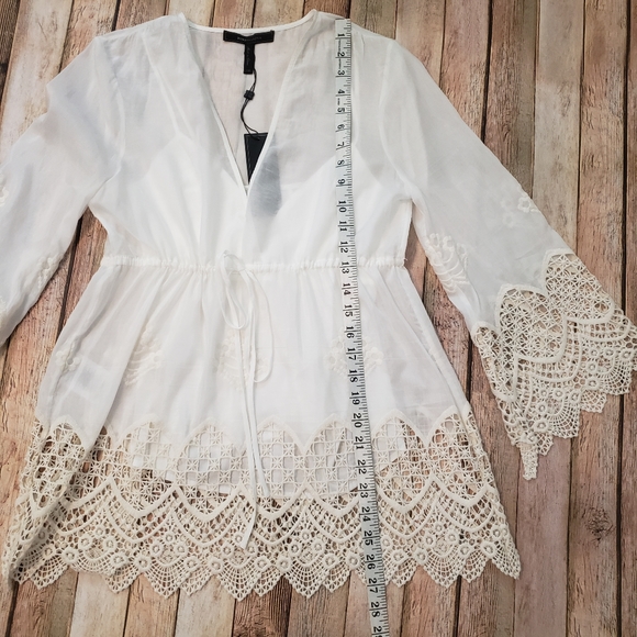 🆕️ BCBGMAXAZRIA Scalloped Embroidery Top Size S - Picture 14 of 15